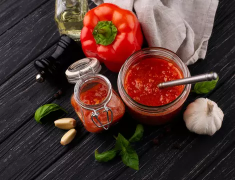 (P) 5 sosuri picante pe care le poți face acasă cu ardei iuți
