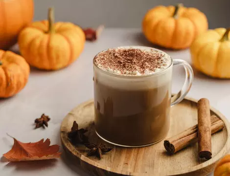 Pumpkin Spice Latte. Rețeta perfectă pentru zilele răcoroase de toamnă