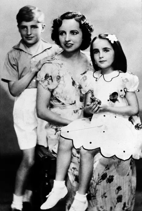 Copilăria de coșmar a actriței Elizabeth Taylor. Mama ei exigentă o forța să plângă la comandă