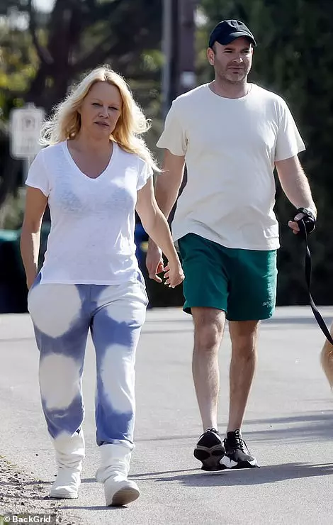 Pamela divorteaza a cincea oara