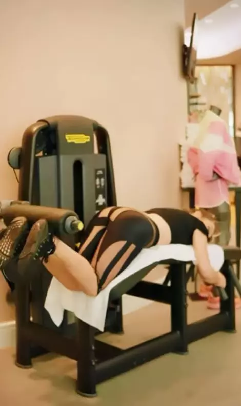 Loredana Groza fără lenjerie intimă sală (6)