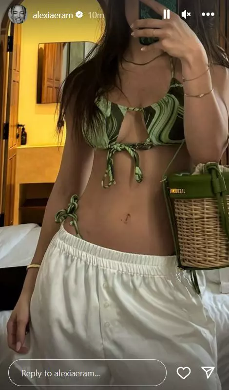 Alexia Eram, superbă în costum de baie în Bali  (9)