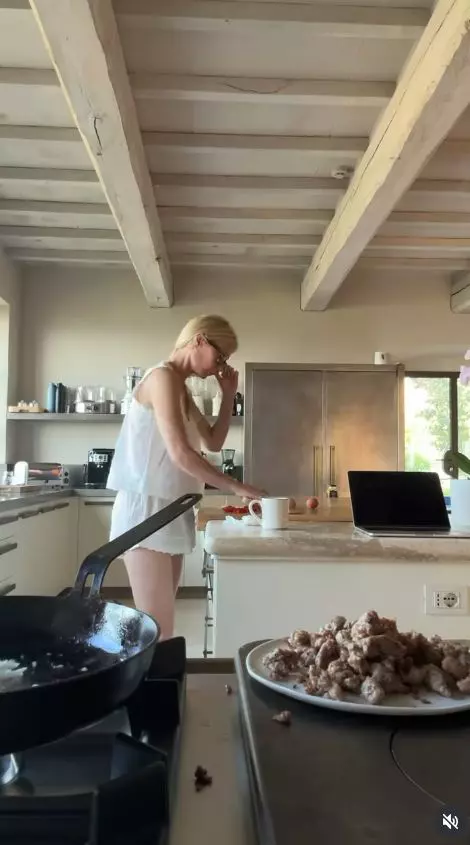 Gwyneth Paltrow, a apărut topless în timp ce gătea  (3)