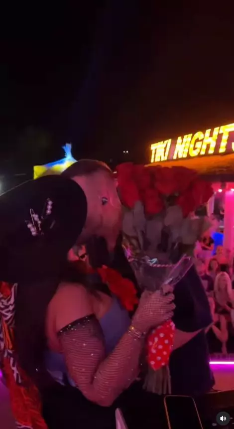 Oana Radu a sărutat un bărbat pe scenă  (2)