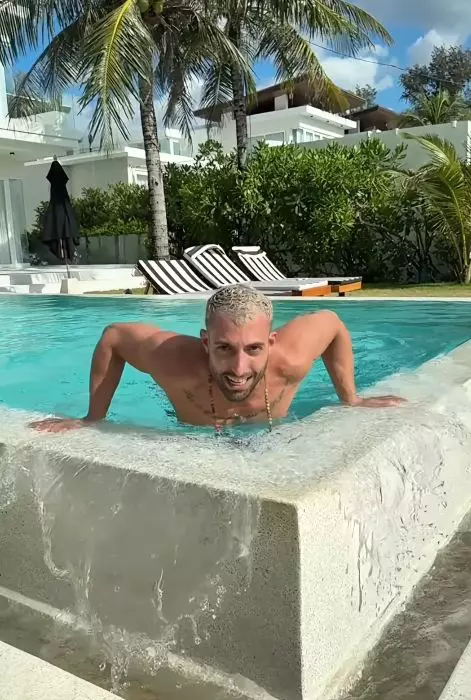 mattia in piscina