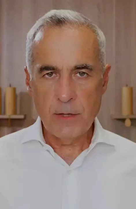 calin georgescu in alb