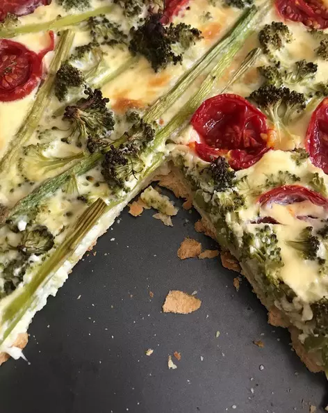 Laura Cosoi - Este pentru a treia oara cand prepar acest #quiche cu mini sparanghel si #broccoli in ultima luna 😊 Reteta va fi in cel de-al doilea volum culinar pe care-l lansez la toamna si de-abia astept!