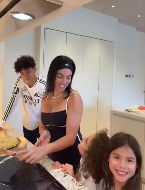 Georgina Rodriguez face furori pe Instagram cu rețeta ei de omletă spaniolă (11)