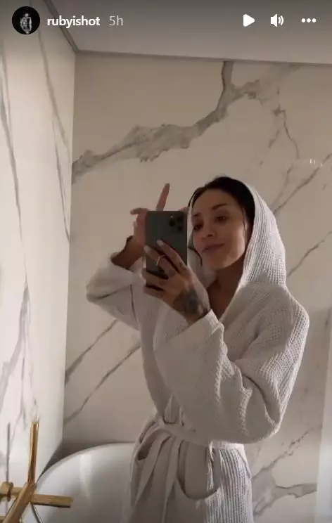 Ruby-plina-de-vanatai-pe-picioare-2