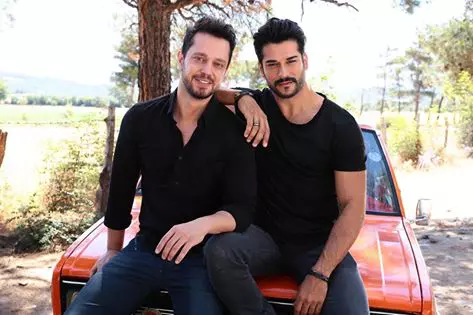 Aţi văzut pozele de la filmările noii pelicule a lui Burak Özçivit (1)