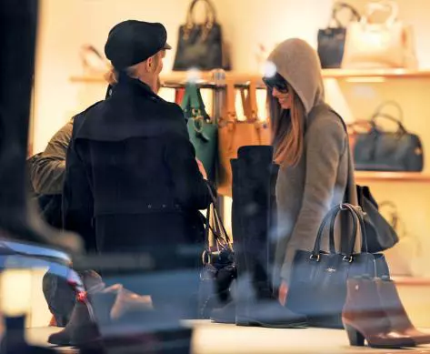 Jessica Biel într-un magazin de pe Bond Street