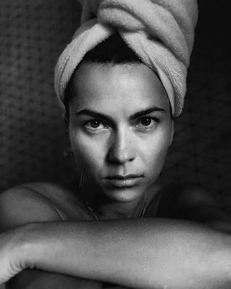 Inna postează frecvent fotografii în care nu este machiată