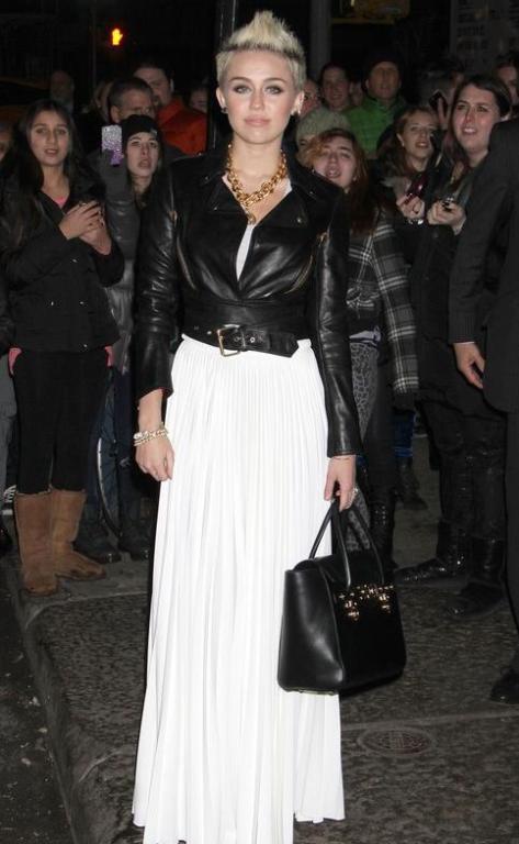 miley-cyrus-jacheta-piele-rochie-lunga_3.JPG