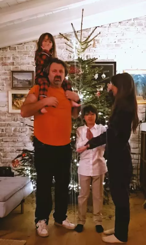 Dana Rogoz a împodobit bradul (4)