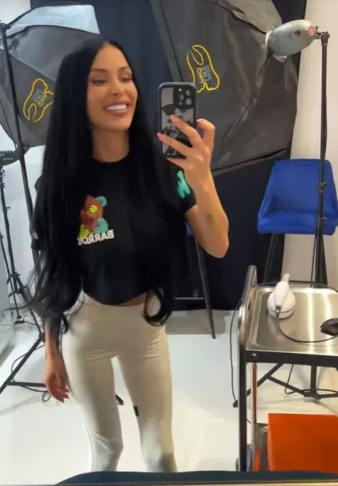 daniela crudu selfie