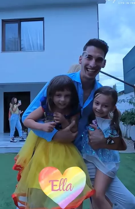 victor si fetitele