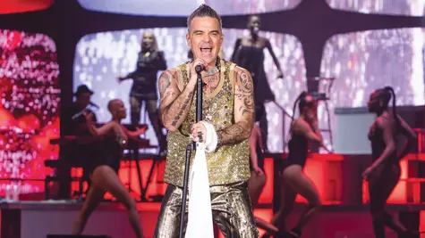 ELLE INTERVIU: Let Him Entertain You!