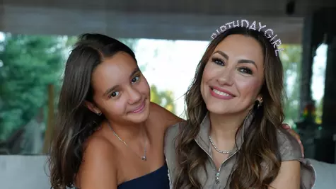 Andra, mândră că fiica ei joacă într-un serial. Artista o însoțește pe Eva la filmări: "Facem un efort uriaș"