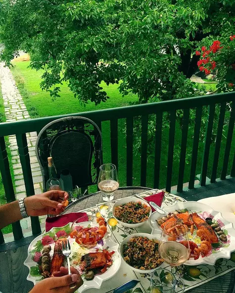 Madalina Ghenea - ❤🙏🏻#lunch #home 🍤🍀