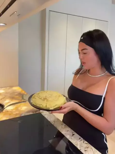 Georgina Rodriguez face furori pe Instagram cu rețeta ei de omletă spaniolă (10)