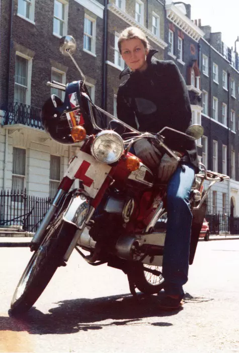 00 prima motocicleta a lui Elspeth