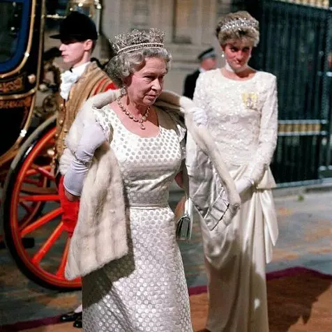 Toti membrii familiei se imbraca elegant pentru cina