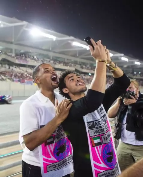 Tatăl și fiul petrec timp de calitate împreună.