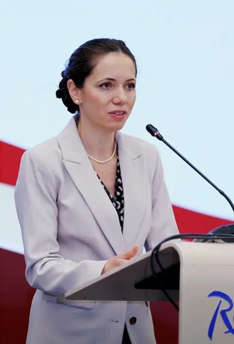 mirabela gradinaru cu parul prins