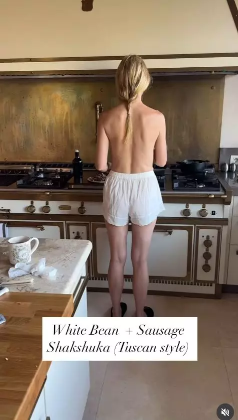 Gwyneth Paltrow, a apărut topless în timp ce gătea  (1)
