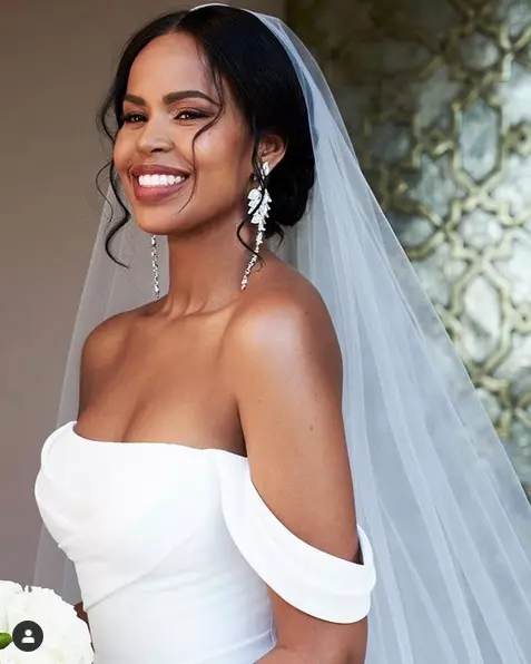 La nuntă, Sabrina a purtat două creații Vera Wang.