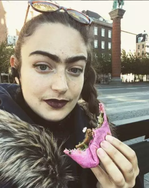 femeie-din-danemarca-sprancene-mustata-a2