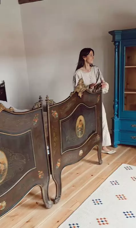 Dana Rogoz, turul casei din Viscri  (1)