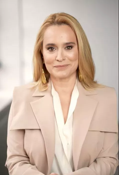 andreea esca in sacou bej