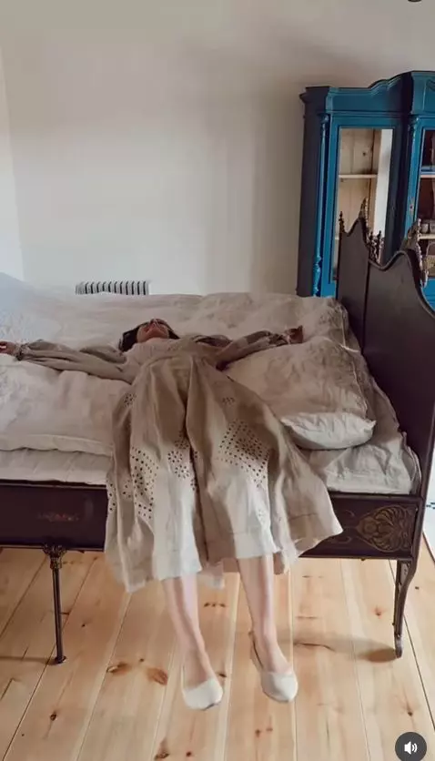 Dana Rogoz, turul casei din Viscri  (2)