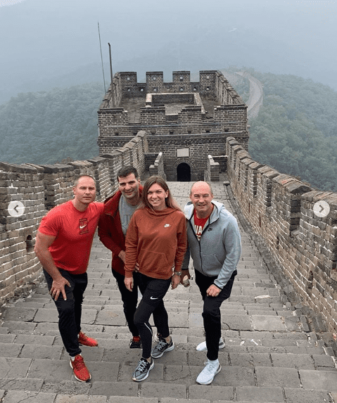 Simona Halep la Marele Zid Chinezesc, alături de iubitul ei, Toni Iuruc, preparatorul fizic Teo Cercel şi antrenorul Daniel Dobre