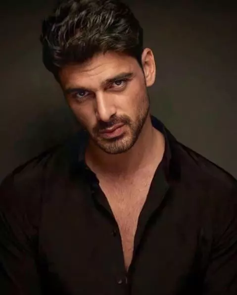 Michele-Morrone-nu-e-gay-7