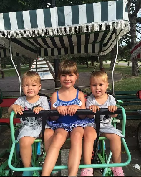 Cele trei fiice ale lui Doru Todoruț din prima căsătorie - Rebecca și gemenele Eva și Natalia.