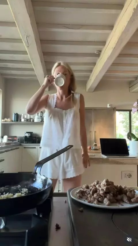 Gwyneth Paltrow, a apărut topless în timp ce gătea  (2)