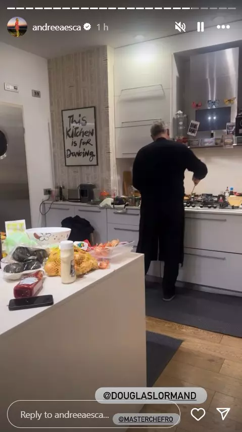 alexandre-eram-filmat-de-andreea-esca-in-bucataria-casei-lor (1)