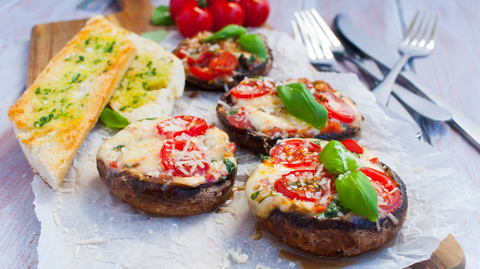 Reteta Ciuperci umplute cu mozzarella şi roşii cherry. Cum se prepară cele mai gustoase aperitive de vară