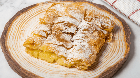 Reteta Reţeta de bougatsa – plăcintă grecească cu cremă de griş. Desertul simplu, dar spectaculos, pe care grecii îl servesc la micul dejun