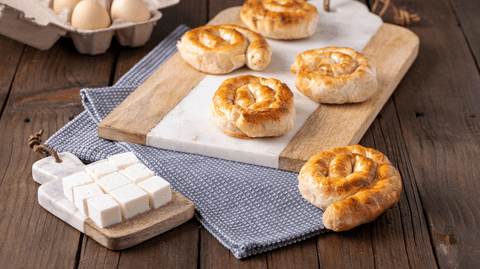 Reteta Reţeta de burek – plăcintă cu brânză sărată. Plăcinta balcanică cu brânză care a cucerit lumea: rețeta clasică de burek