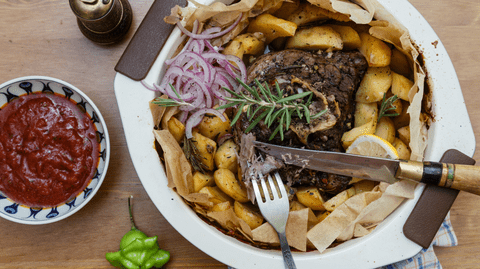 Reteta Reţeta de Kleftiko – friptură de miel cu legume în stil grecesc. Gustul autentic al Greciei într-o friptură suculentă