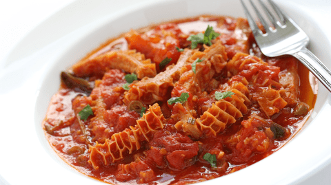 Reteta Trippa alla romana – burtă de vită cu sos de roşii. Ce se întâmplă când combini burtă de vită, roșii și mentă? Gustul Romei autentice