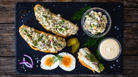 Reteta Salată de peşte afumat cu ceapă - rețeta clasică, rapidă și plină de savoare. Preparatul clasic reinventat pentru gusturi moderne