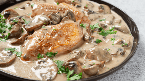 Reteta Pui cu smântână și ciuperci - rețetă simplă, rapidă și delicioasă. Cremos, savuros și gata să te cucerească