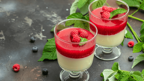 Reteta Panna cotta cu zmeură. Desertul italian care cucerește prin gust și finețe. Rețeta care impresionează de fiecare dată