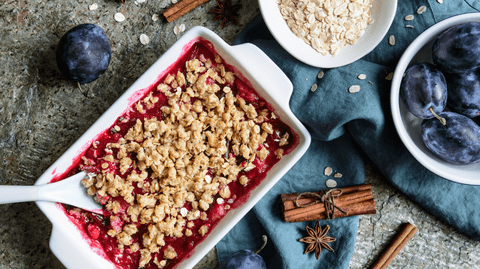 Reteta Crumble cu prune și ovăz. Rețeta perfectă pentru un desert simplu, aromat și irezistibil