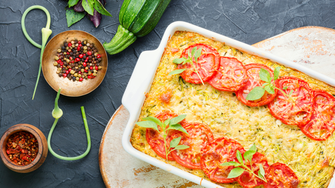 Reteta Dovlecei gratinați cu mozzarella și roșii - rețeta simplă. Un preparat mediteranean simplu, aromat și spectaculos