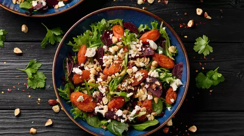 Reteta (P) Cum să prepari salate mai interesante: 3 idei simple dar gustoase